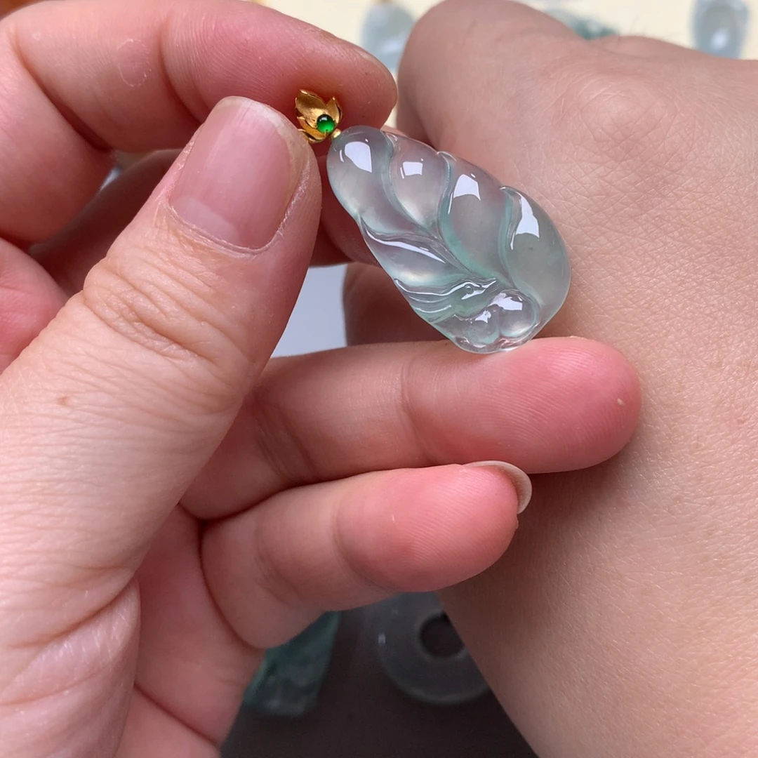 翡翠18K金镶嵌颈饰翡翠九尾