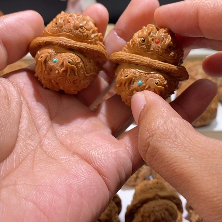 仰***空文玩核桃把件纯手工雕刻文玩核桃