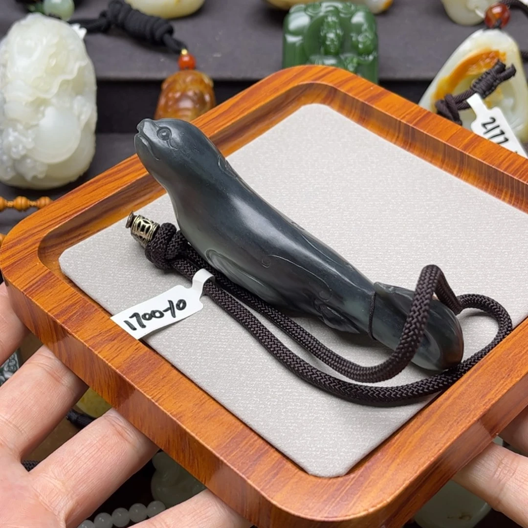 和田玉未镶嵌把件