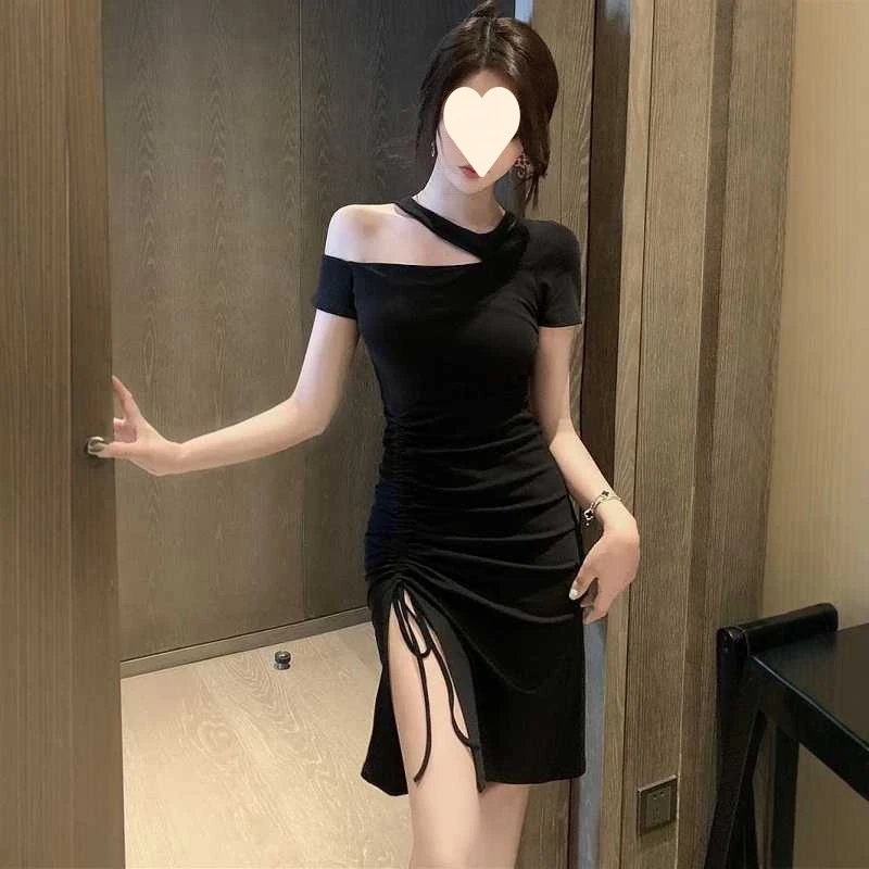 法式小黑裙夏季斜肩小性感褶皱抽绳开叉不规则显瘦中长款连衣裙女