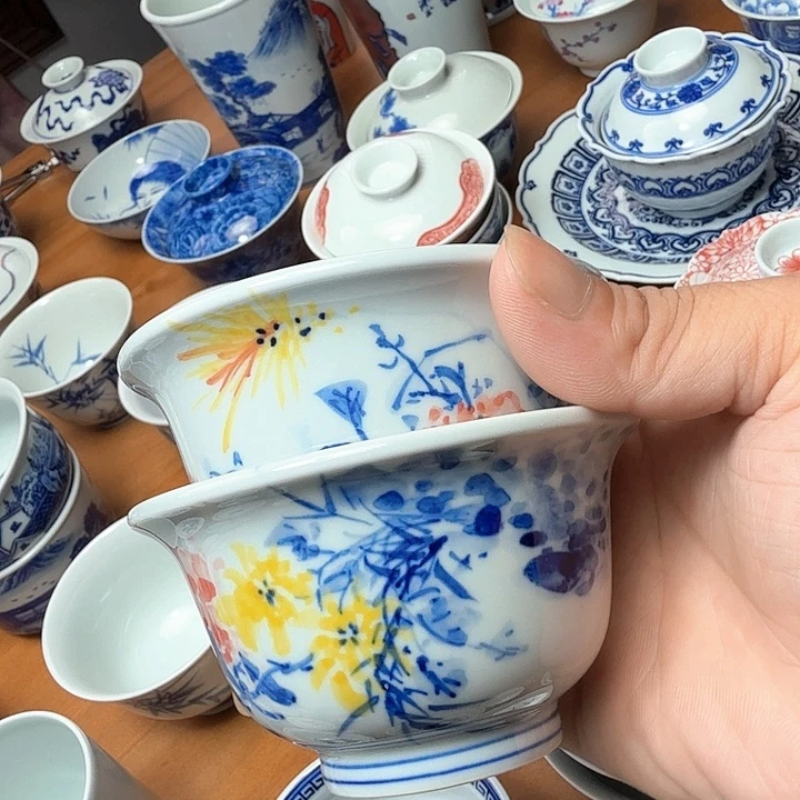 手绘青花釉下压手杯