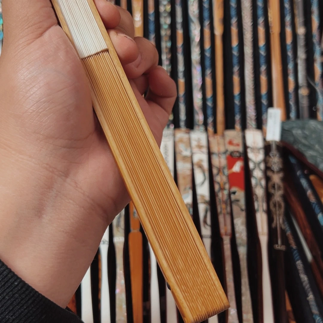 扇子扇子的设计很精致