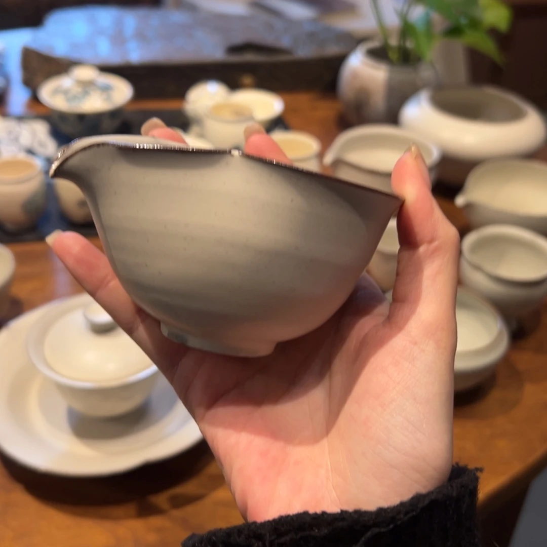 瓷片陶瓷。       陶瓷。