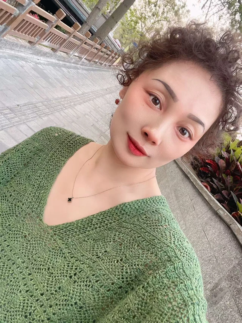 宽松慵懒风v领显瘦毛衣女2025新款感简约镂空针织衫+半裙一套套装