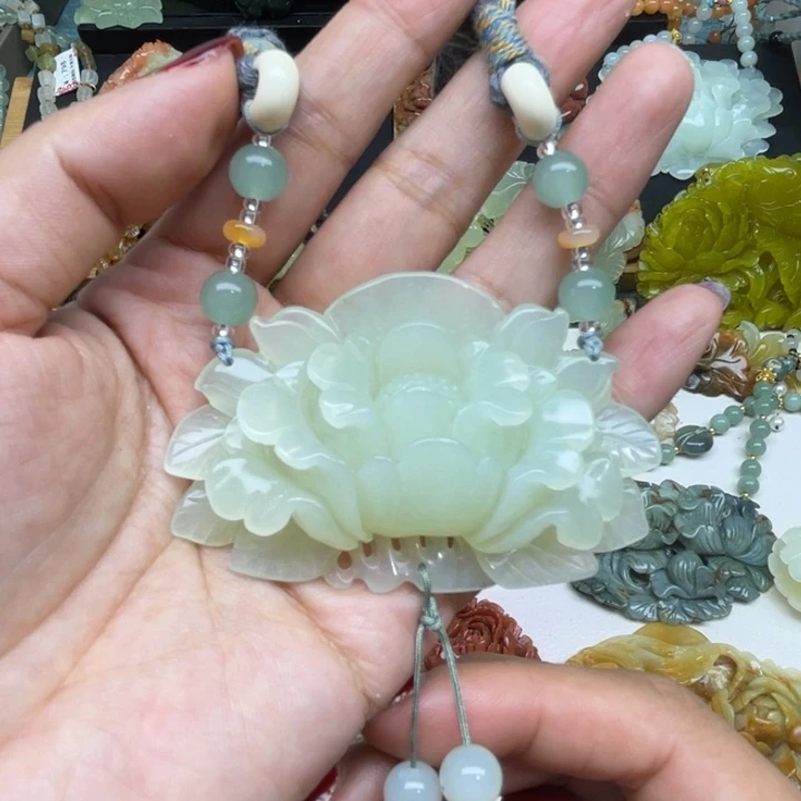 蛇纹石玉未镶嵌颈饰