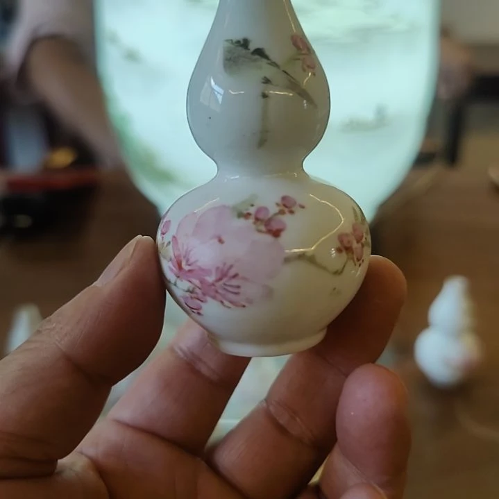 景德镇粉彩葫芦瓶
