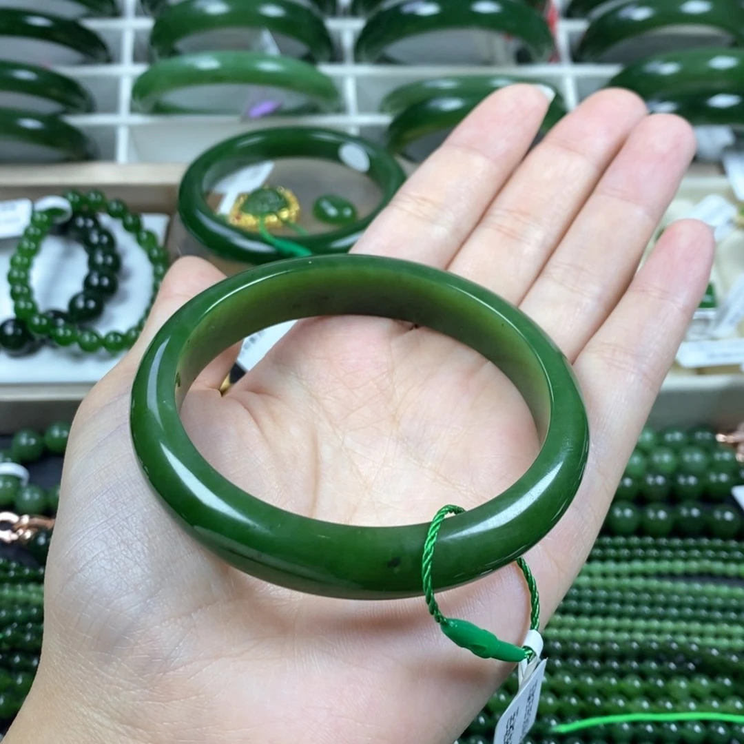 和田玉（碧玉）手镯未镶嵌61圈口辣绿色红皮老料