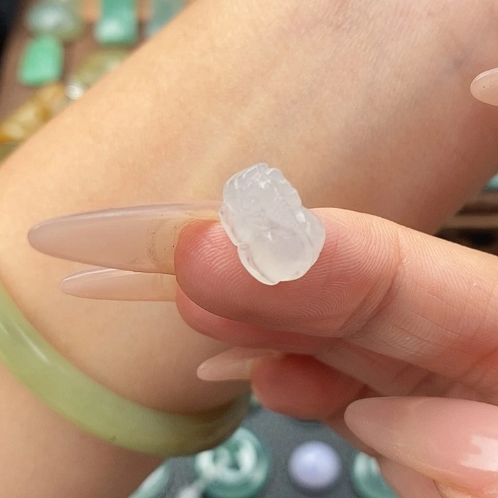 翡翠未镶嵌颈饰貔貅