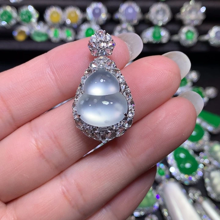 翡翠18K金镶嵌颈饰茅台白雪花棉葫芦