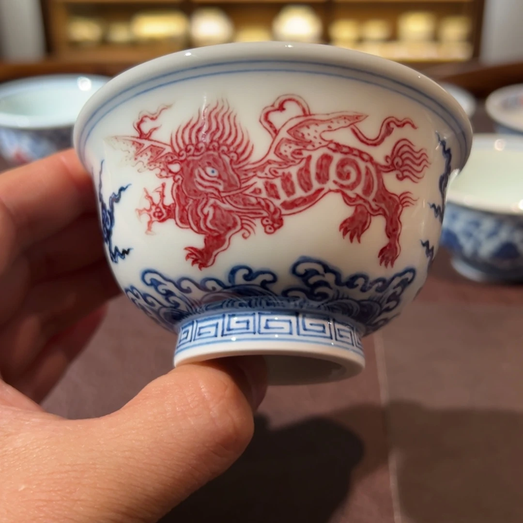 陶精品青花釉里红海水象形龙压手杯口径约9.4厘米