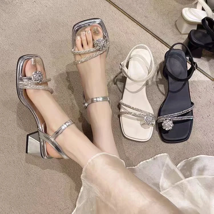 银色一字扣带凉鞋2025年夏季新款时尚水钻小众套趾外穿粗跟高跟鞋