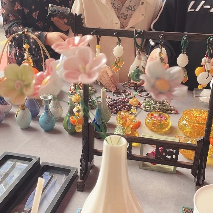 陶瓷花瓶陶瓷花。