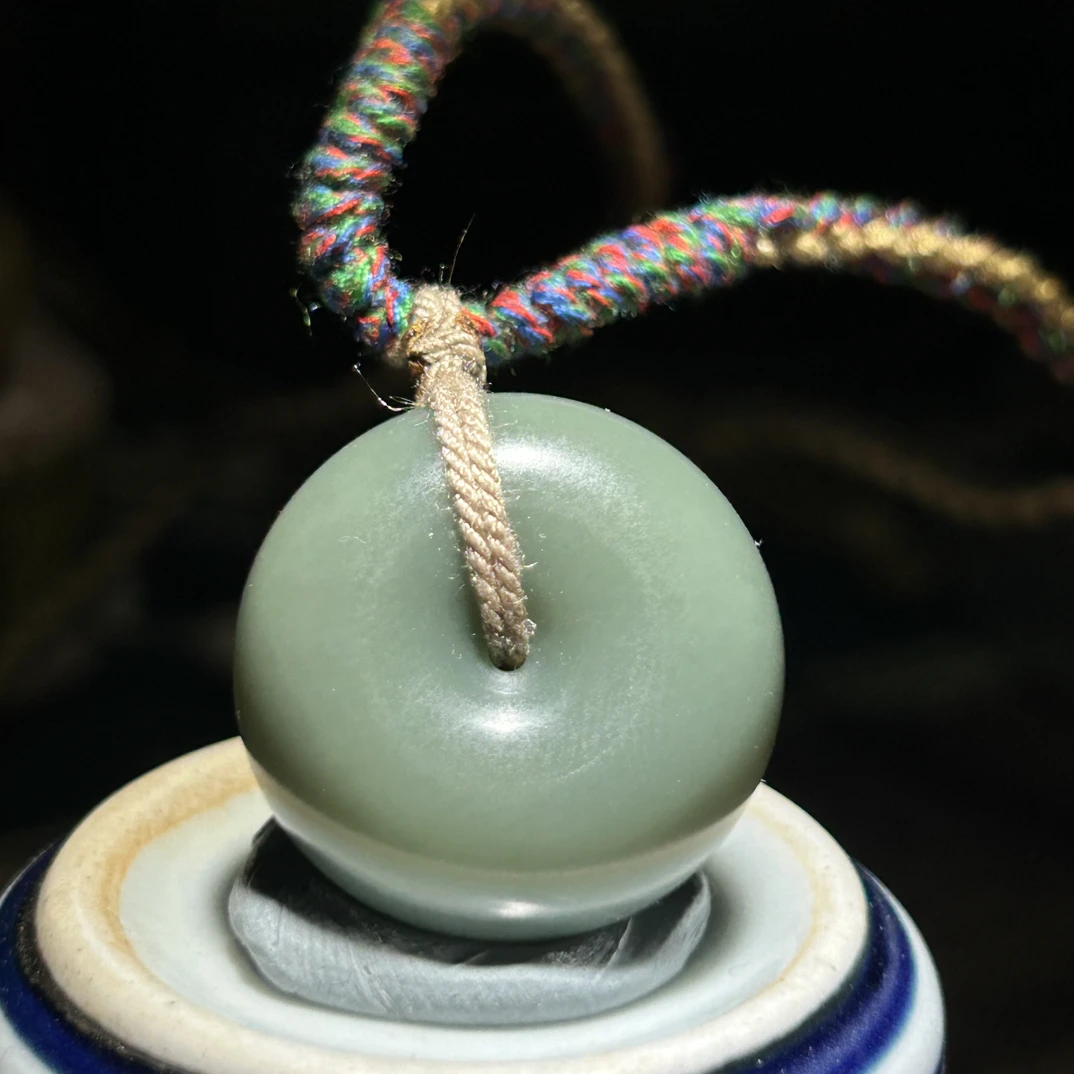 和田玉青玉，平安扣，料质细腻，油性很好，鸭蛋青的颜色