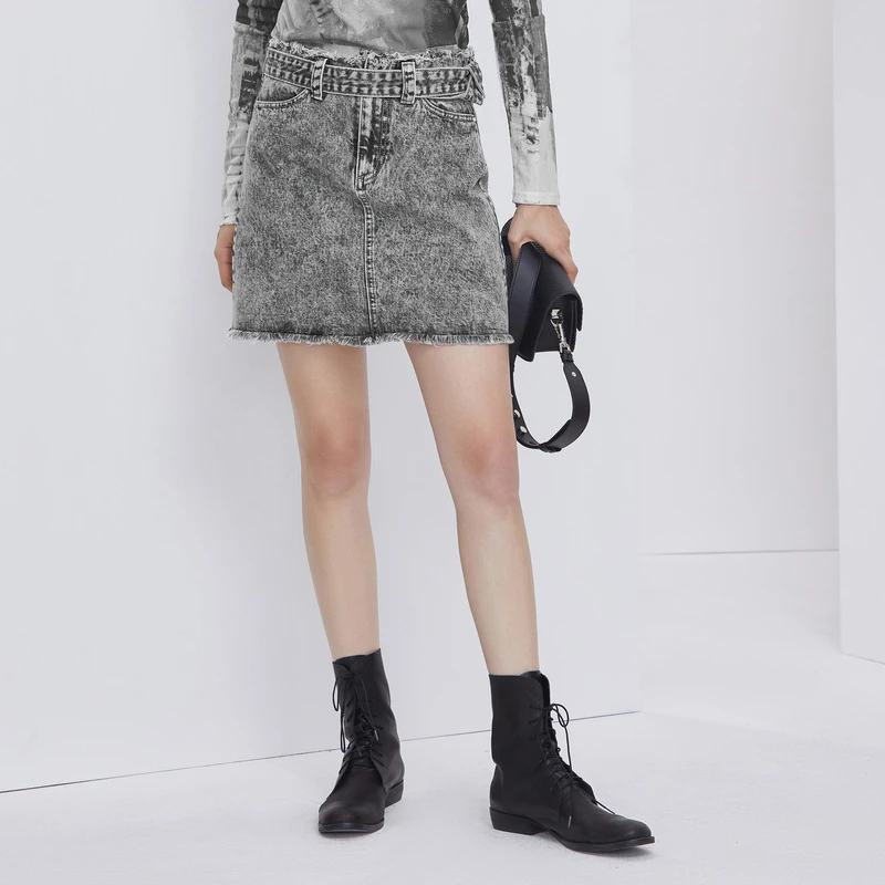 圣迪奥女装夏季简约时尚腰带做旧毛边牛仔短裙S21281305