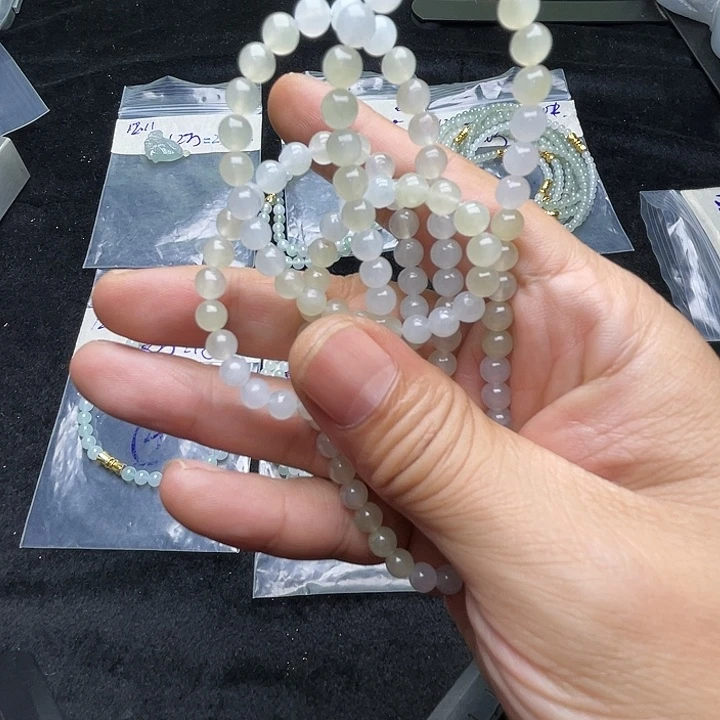 是***。定制翡翠未镶嵌冰黄翡翠项链