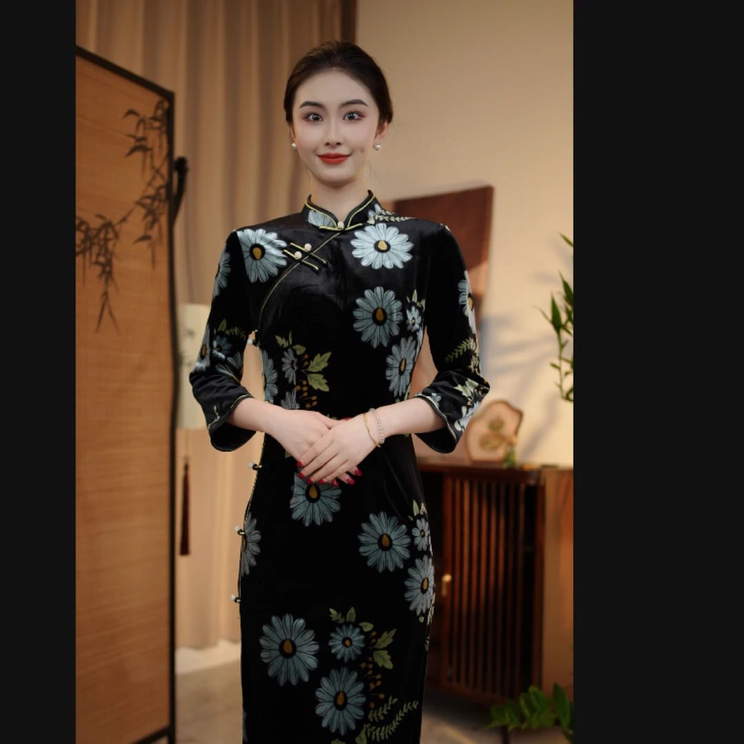 2025新款丝绒7分袖小雏菊旗袍新款日常丝绒古法压花气质优雅旗袍