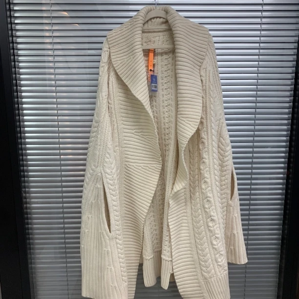 99新 BURBERRY/博柏利 米色针织斗篷/D01957