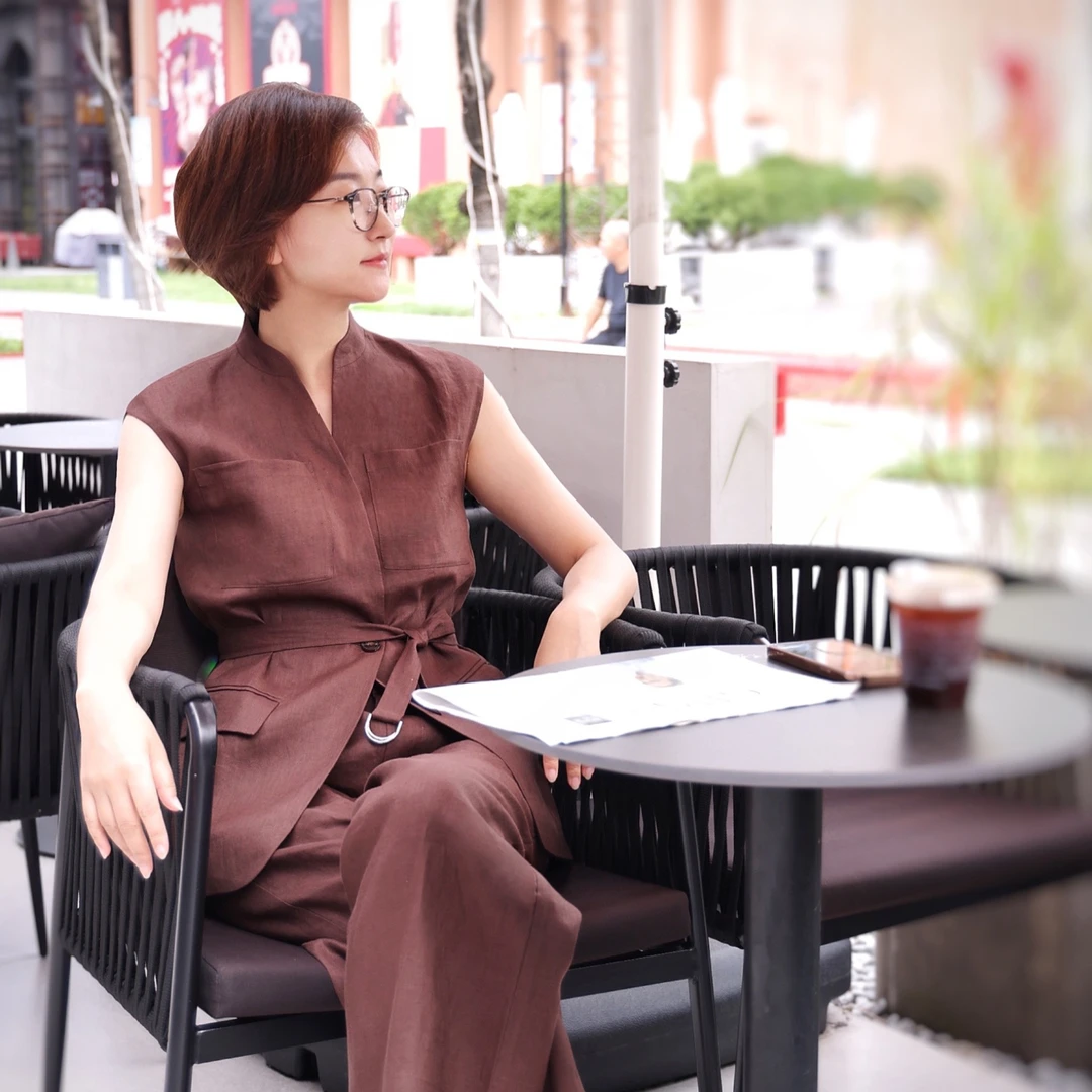 WHITE COLLAR/白领立V领四兜无袖马甲