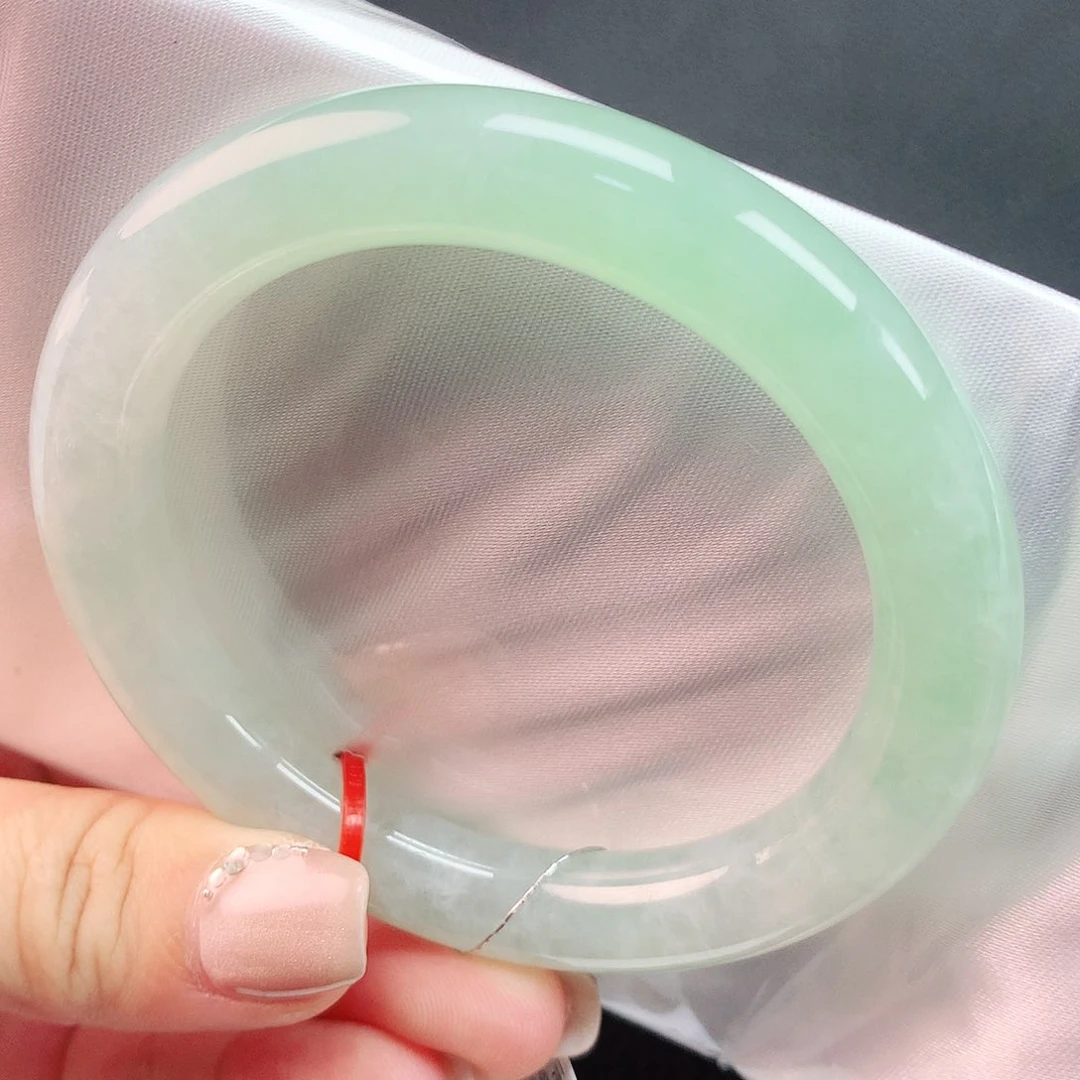 翡翠手镯未镶嵌56圈