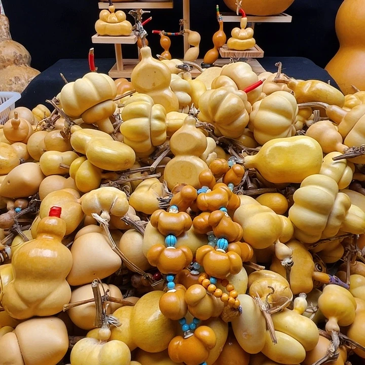 老皮米奇熊手持一把