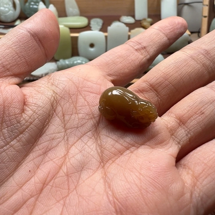 武***子和田玉未镶嵌颈饰且末貔貅