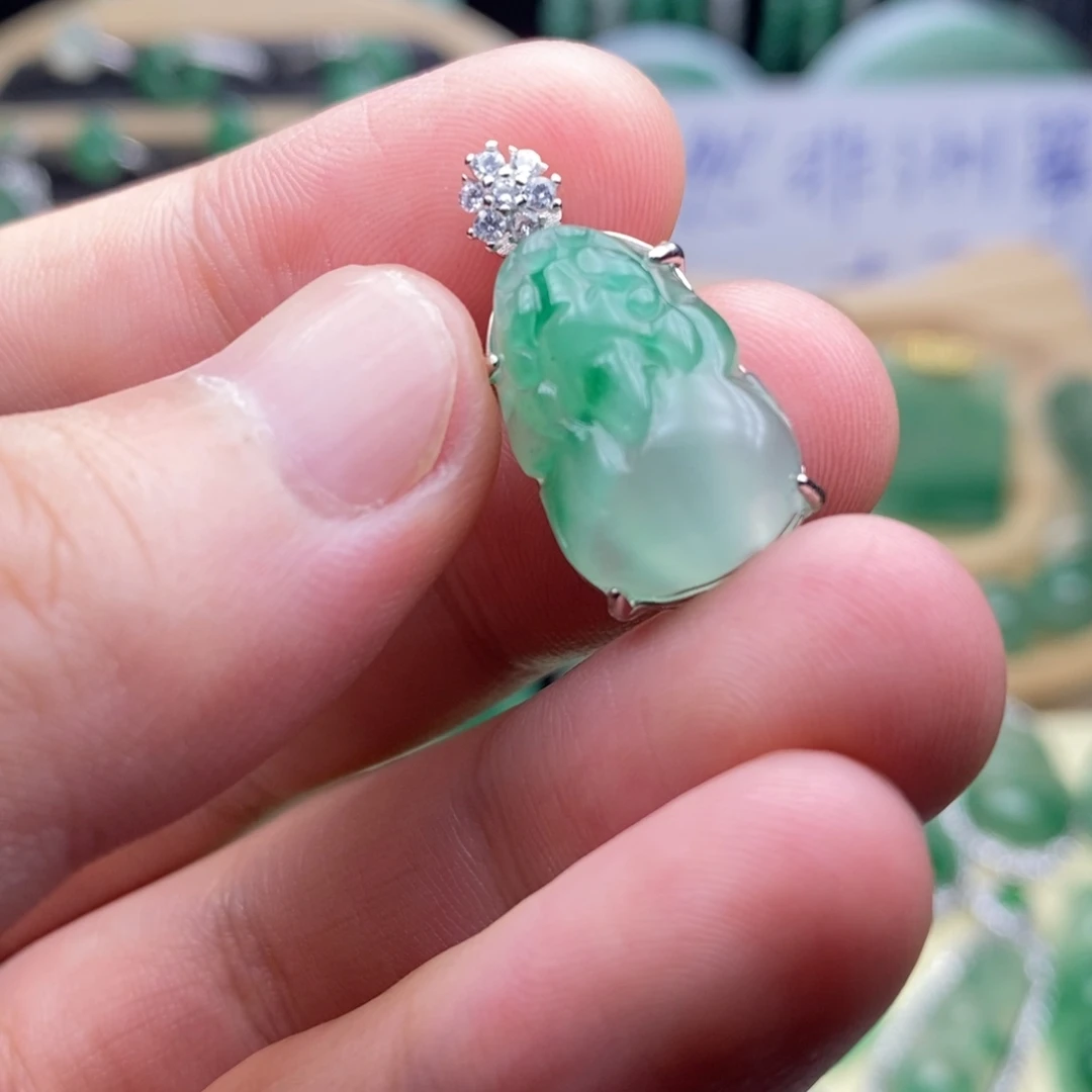 未镶嵌石英质玉（非洲翠）车挂