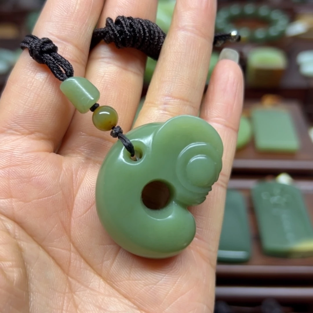 【闪购商品】颈饰未镶嵌岫岩老玉（透闪石质玉）T****t玉猪龙