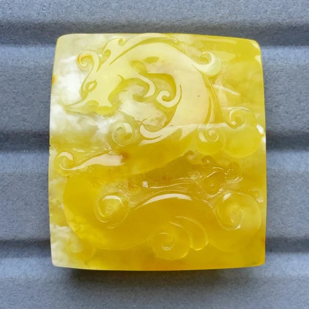 鸡油黄瑕疵蜜蜡仿古龙牌子48×44×16（966号）