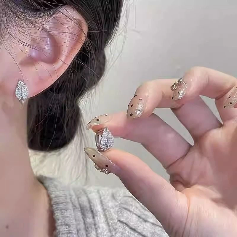 精致小巧树叶耳环女小众设计高级感耳圈轻奢耳扣百搭耳钉潮流耳饰