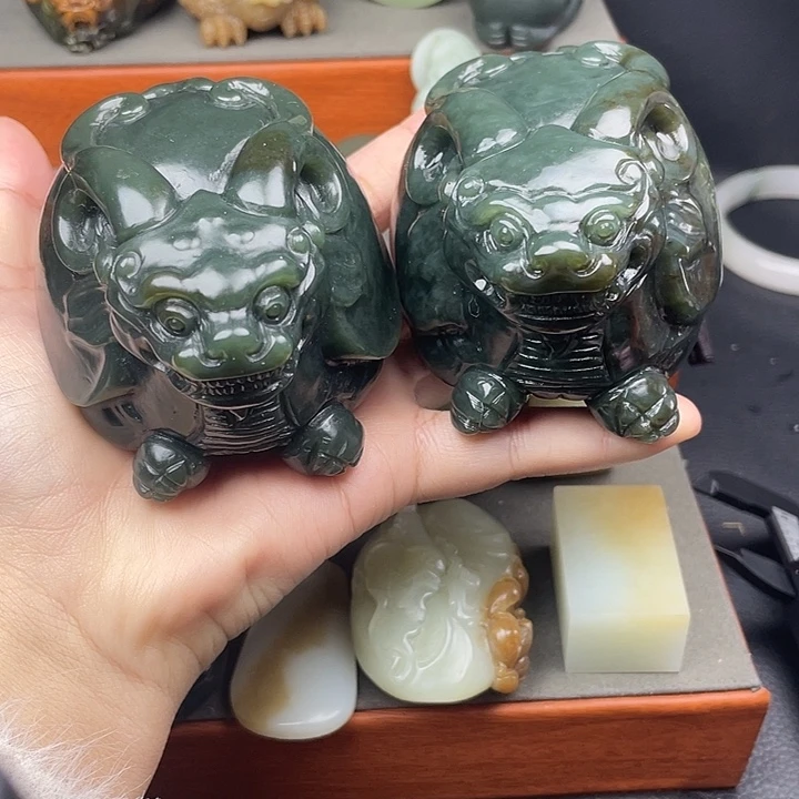 和田玉未镶嵌颈饰两个一起218的价格