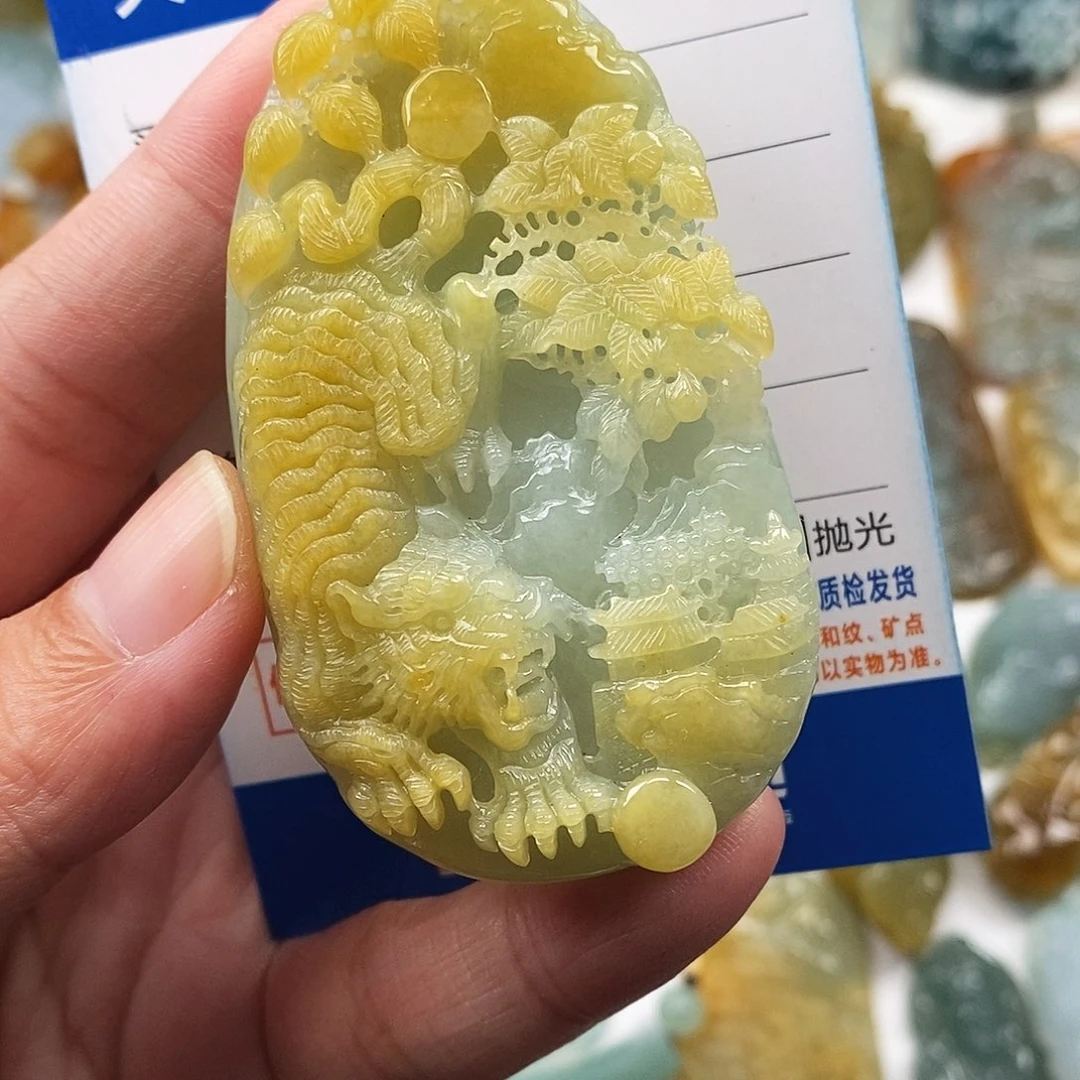 翡翠未镶嵌颈饰虎