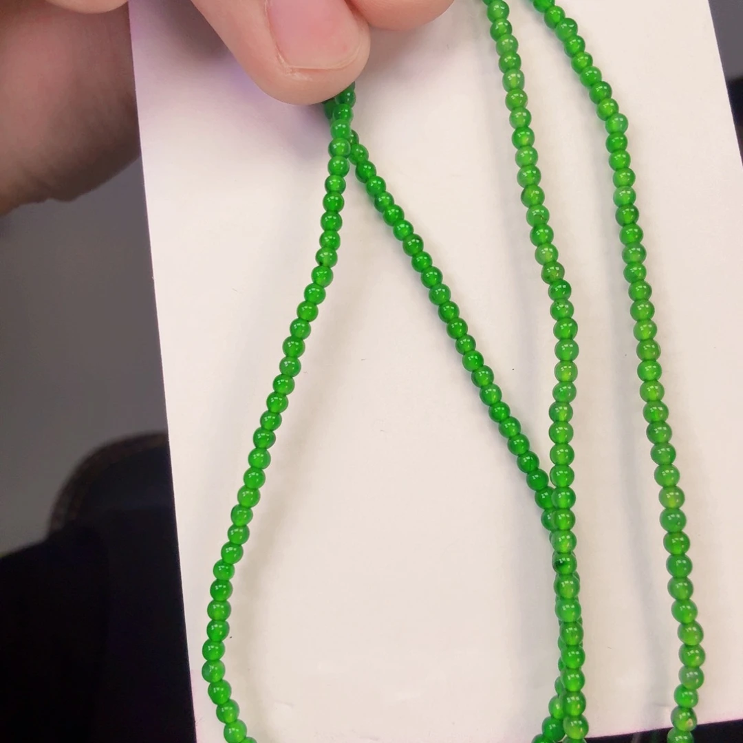 翡翠未镶嵌颈饰一件