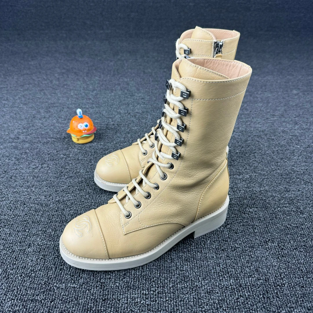 99新 Chanel/香奈儿 款式：Chanel香奈儿米色马丁靴 尺码：35 HB743