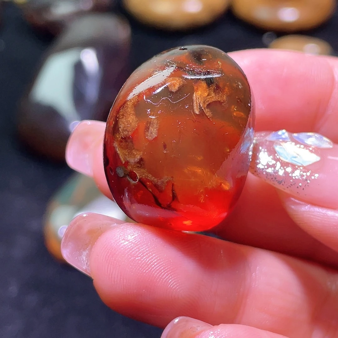 琥珀裸石未镶嵌。