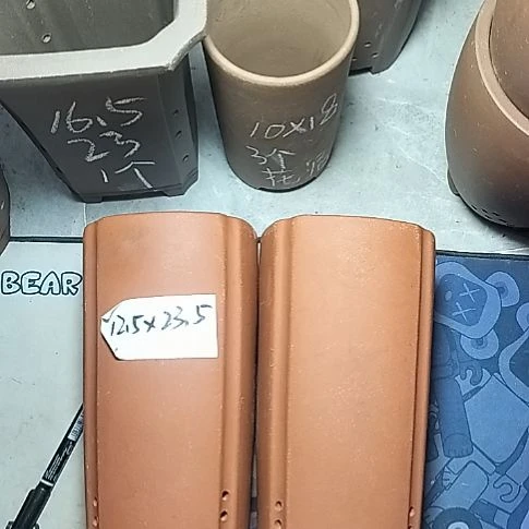 红泥四方签筒两个花盆