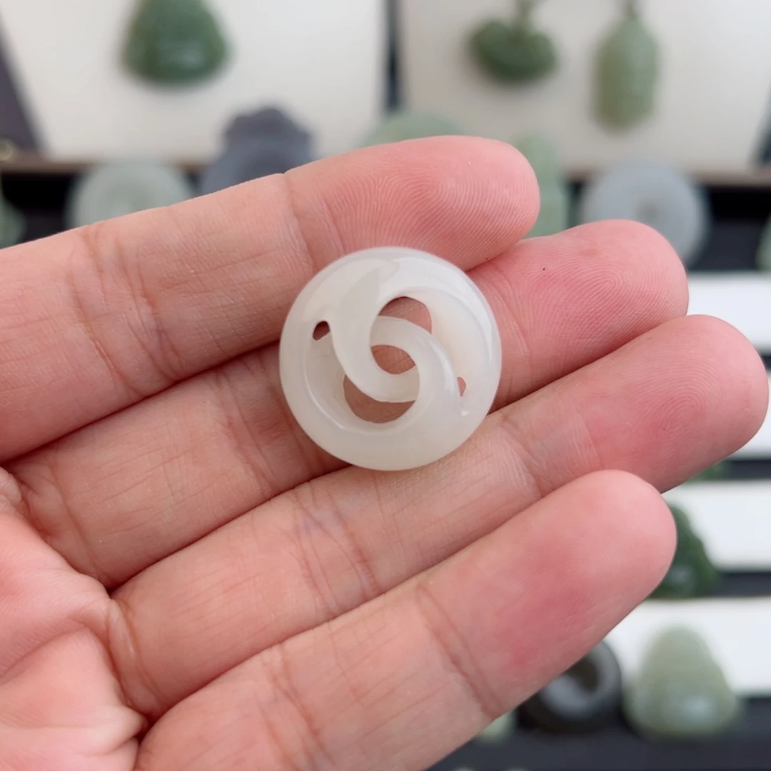 吊坠(赠链)未镶嵌和田玉666