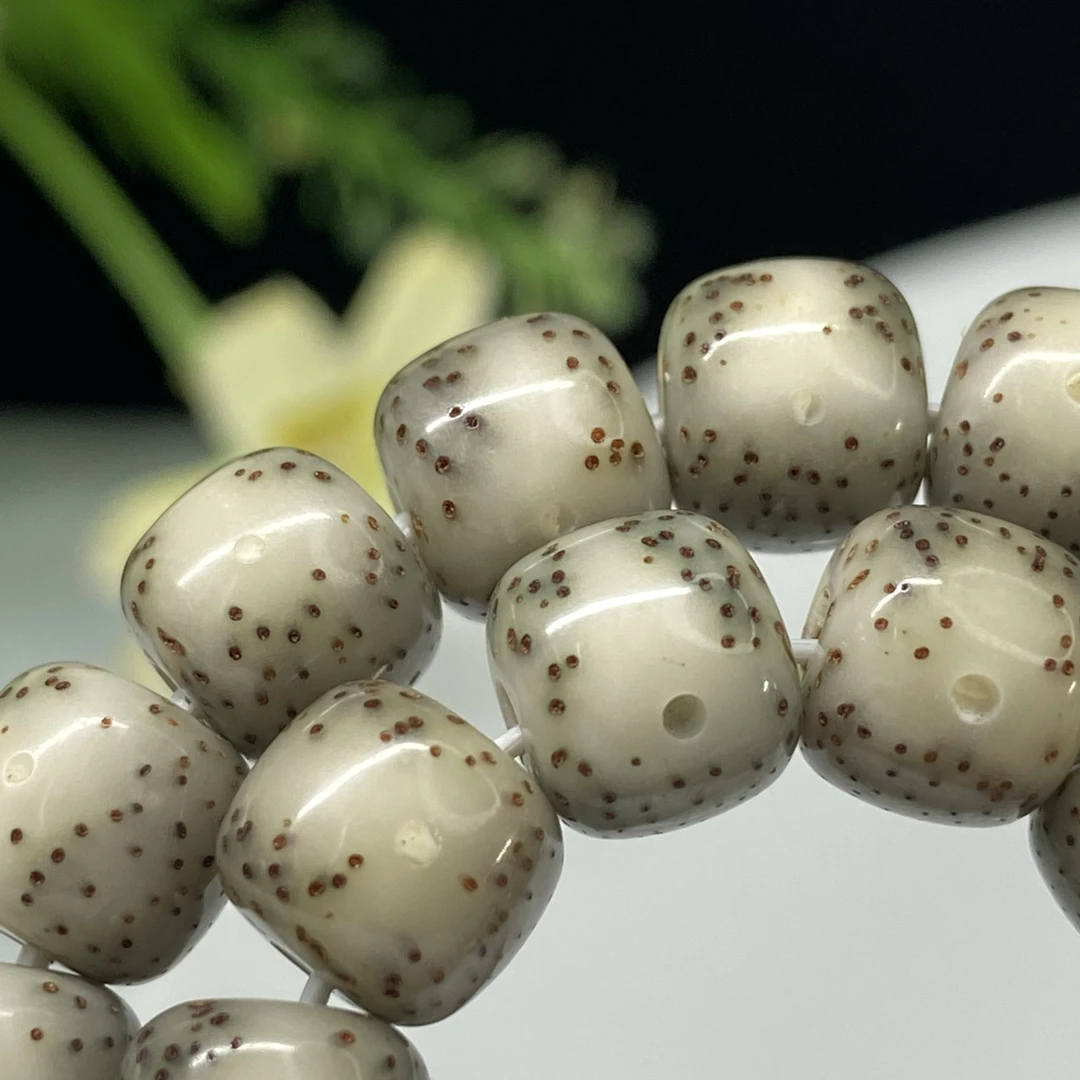 PU8755星月菩提石玉料8.5x7.5mm月留白细星款手串单圈