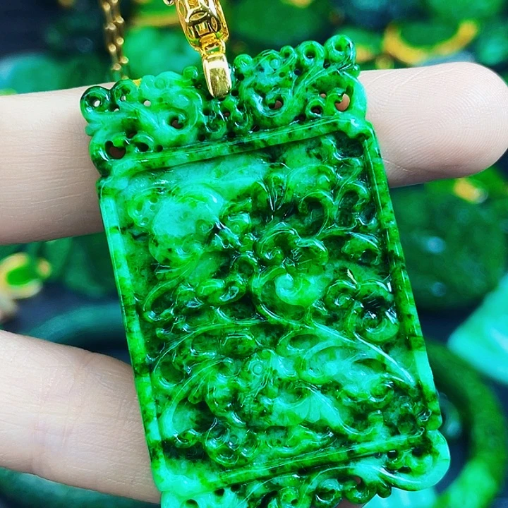 颈饰18K金镶嵌翡翠