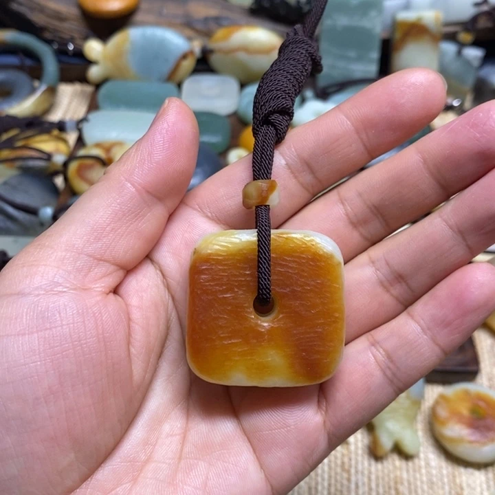 都***行蛇纹石玉未镶嵌颈饰