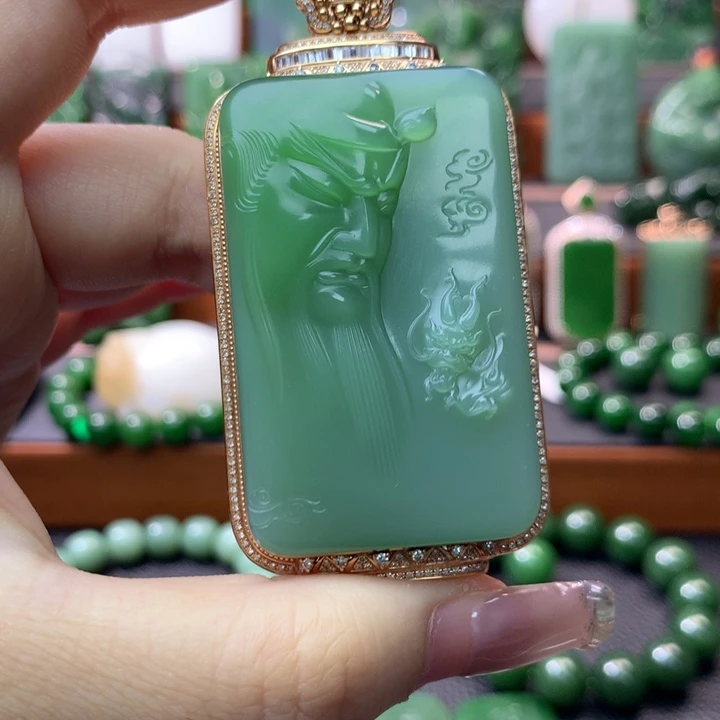 颈饰18K金镶嵌和田玉