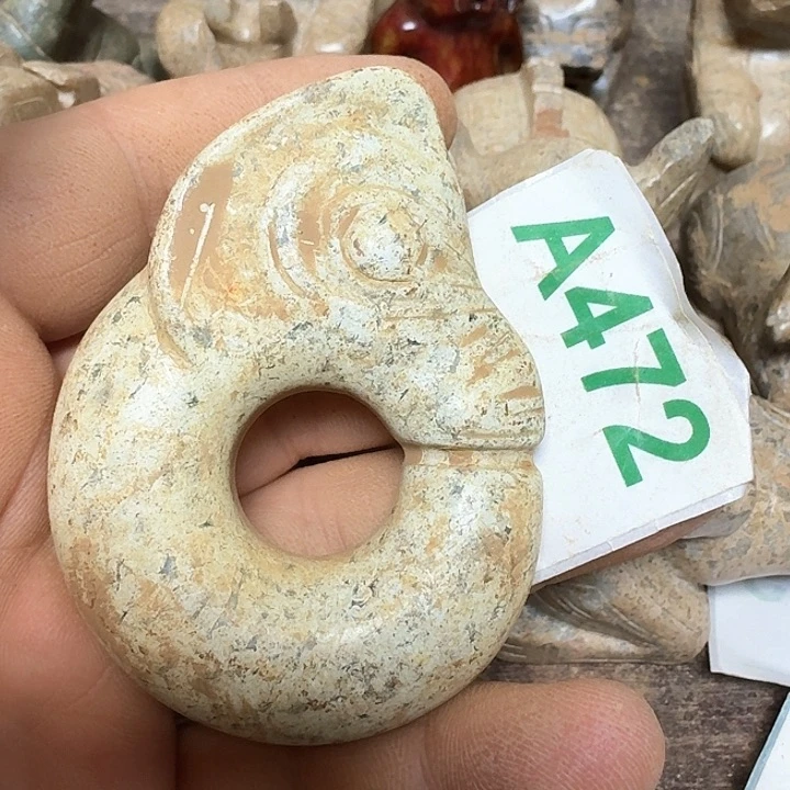 蛇纹石玉颈饰未镶嵌