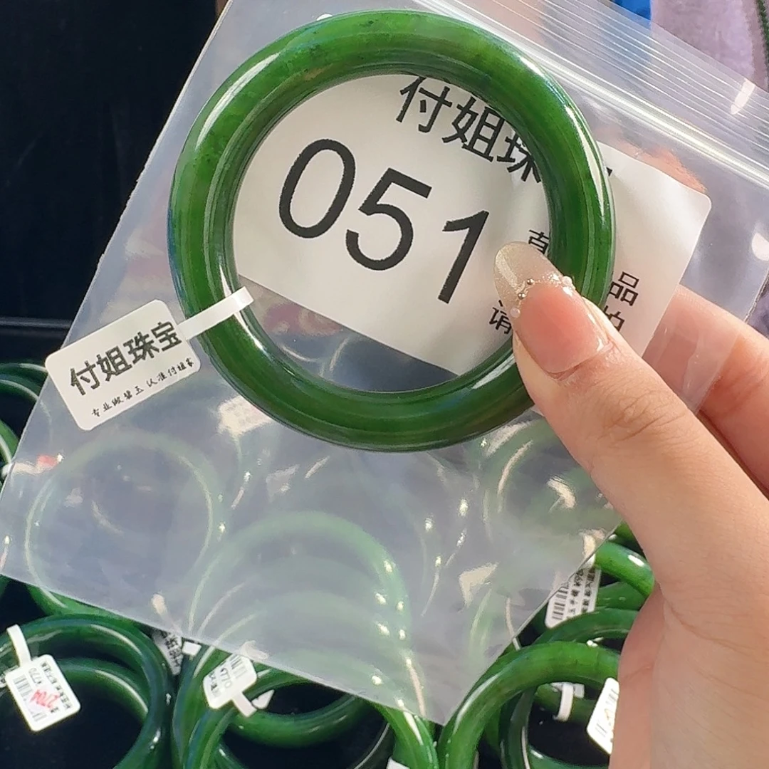 颈饰未镶嵌和田玉手镯56 051