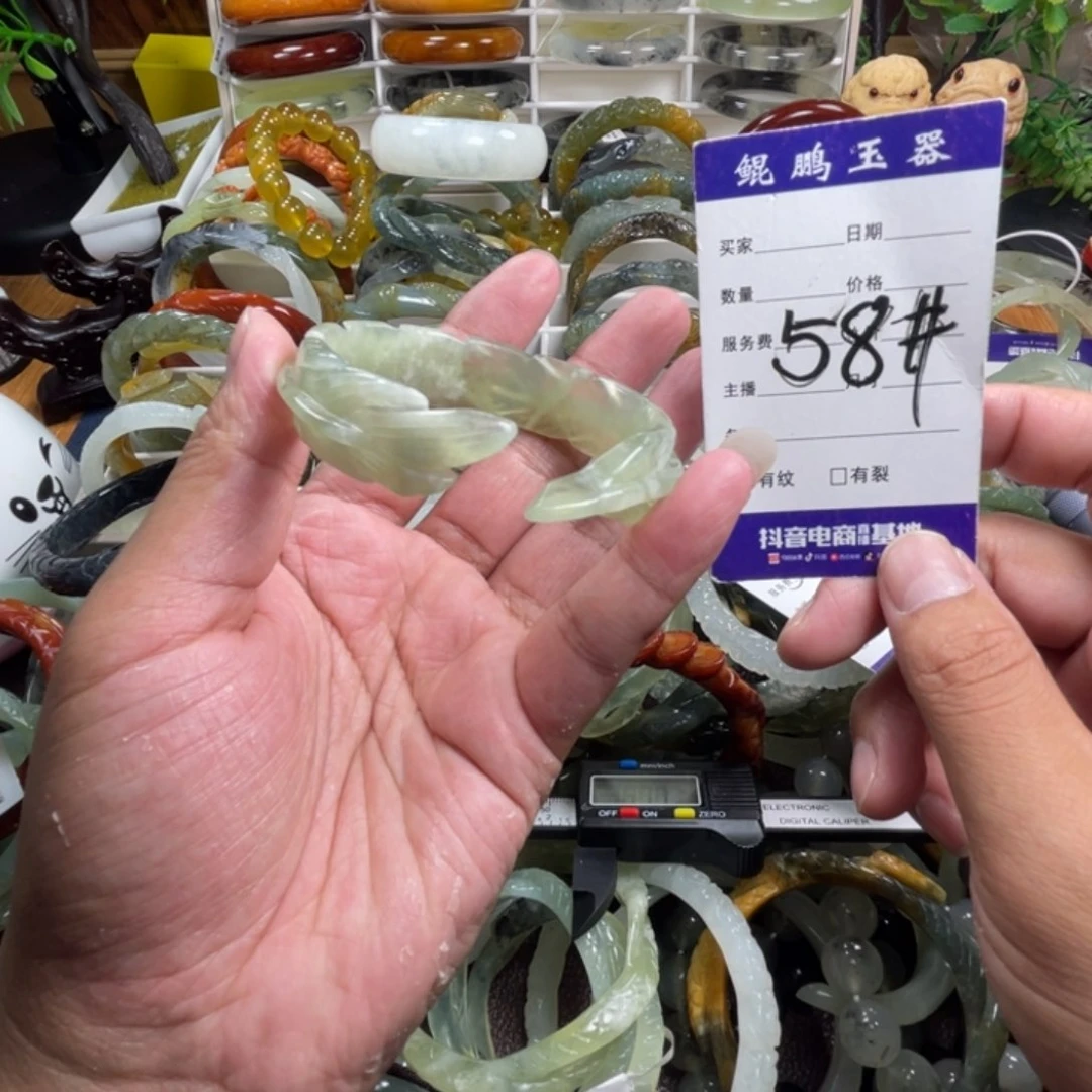 未镶嵌蛇纹石玉颈饰
