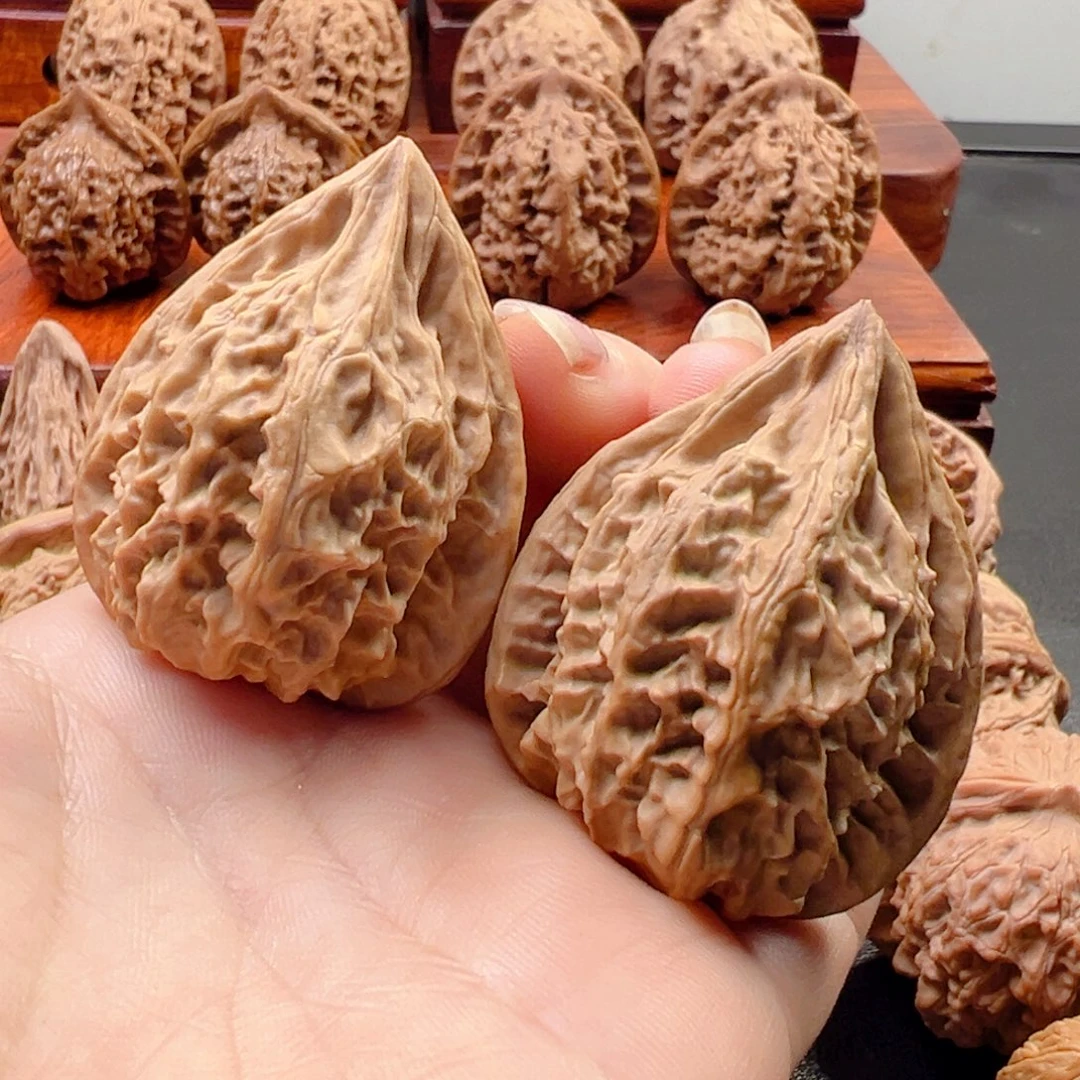 晓***晨核桃红缨枪手把件