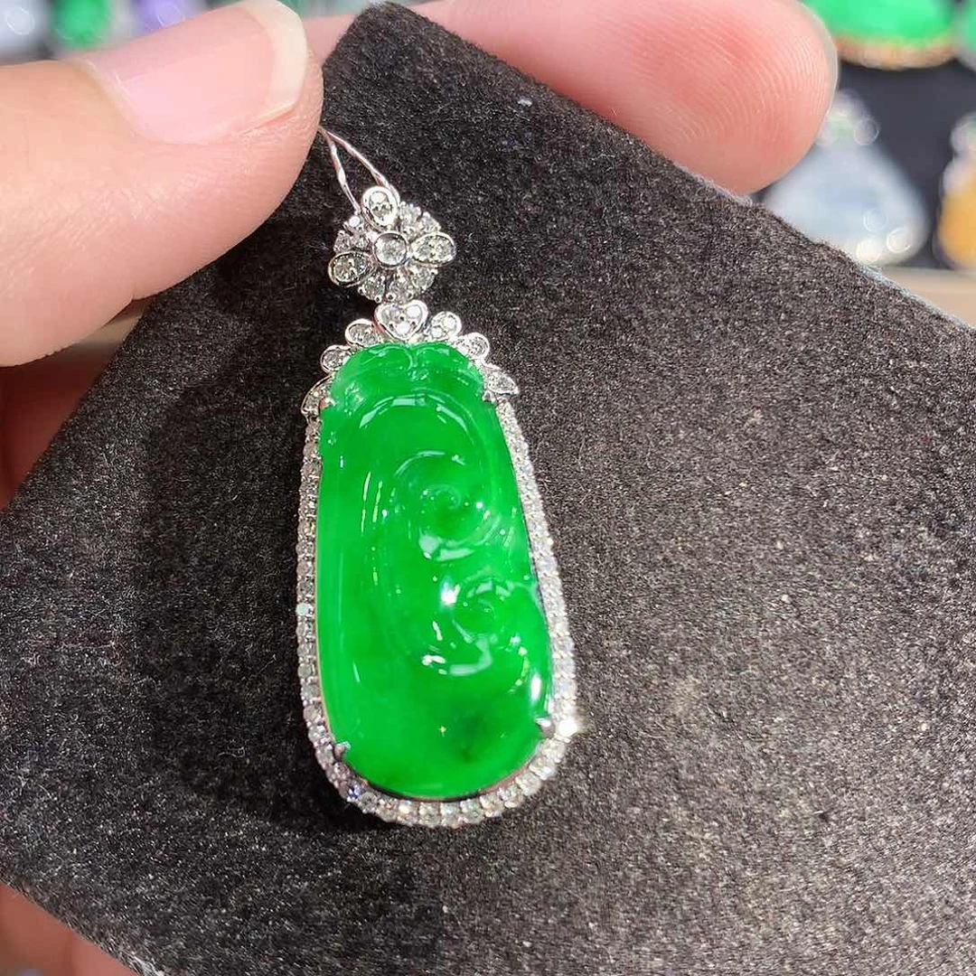 翡翠18K金镶嵌吊坠(赠链)