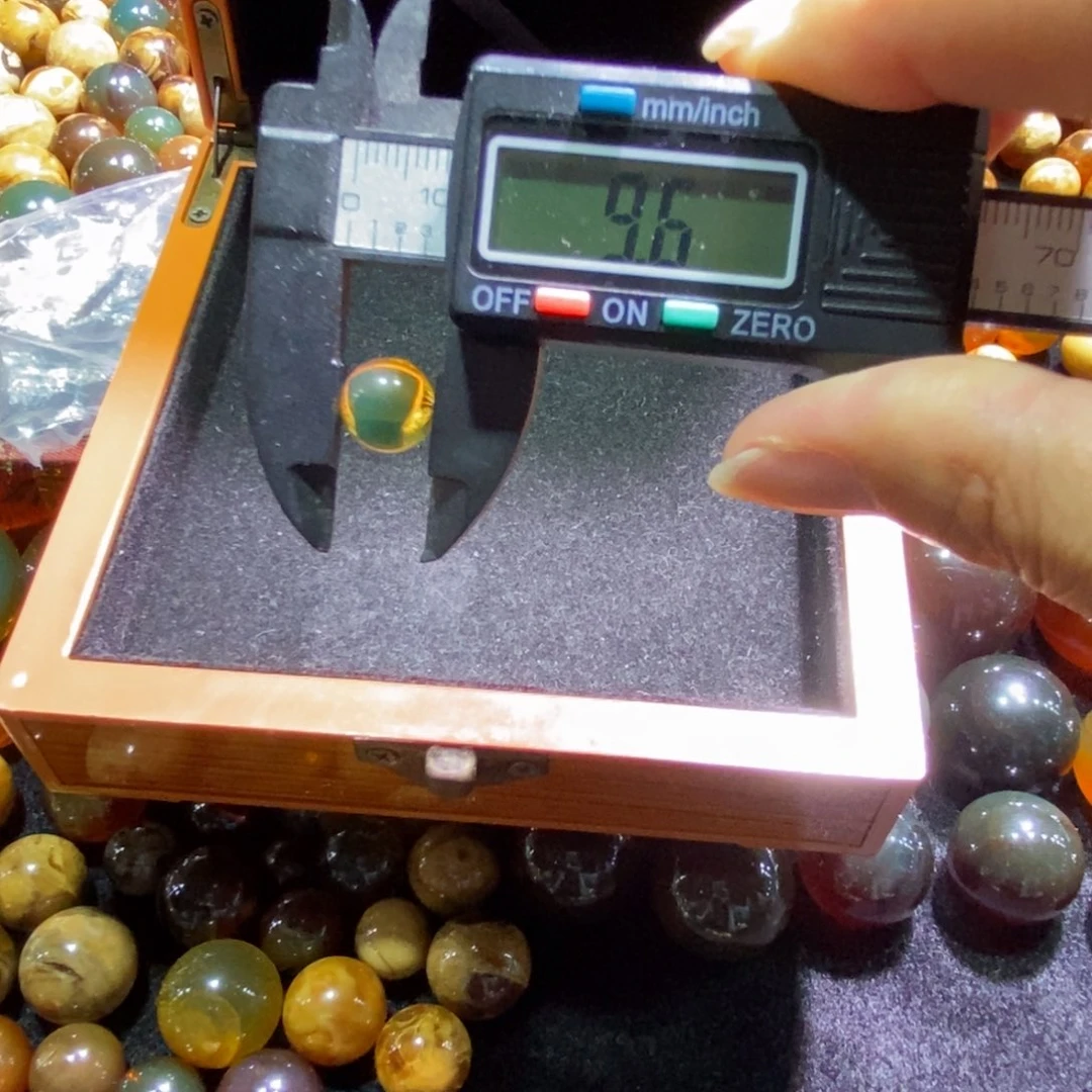 苏***苏裸石琥珀未镶嵌兰珀单珠9 + mm打1.0孔