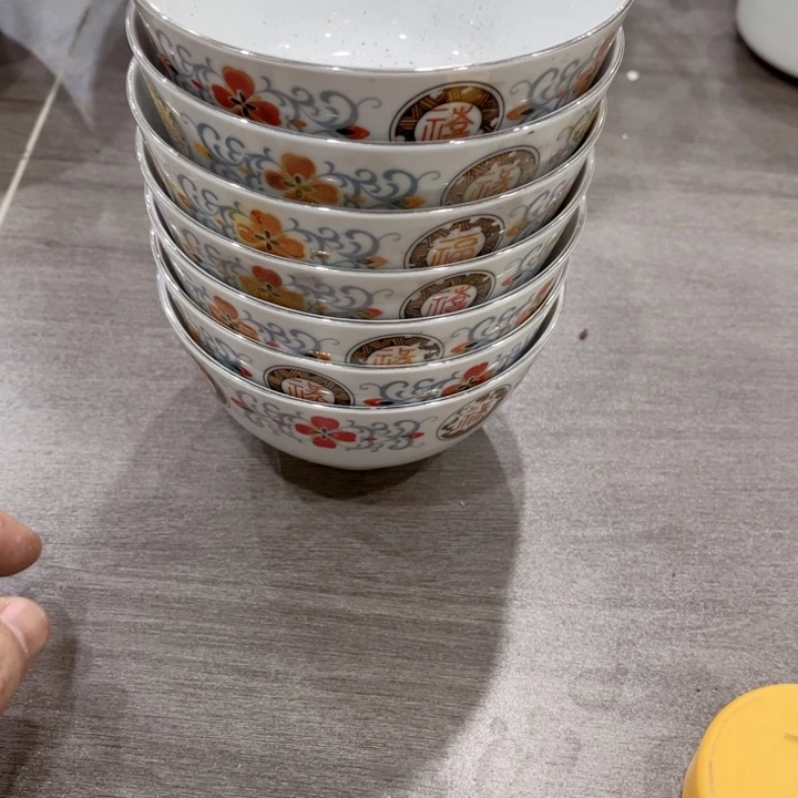 盘釉下五彩的瓷器和瓷器