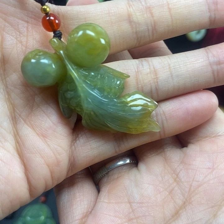 岫玉未镶嵌颈饰小鱼