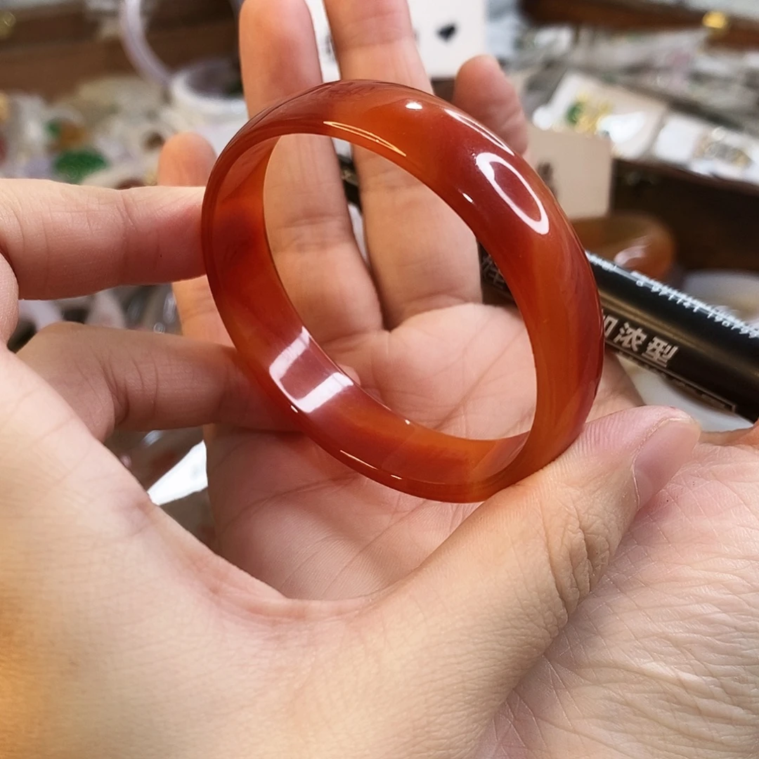 玛瑙/玉髓未镶嵌手镯A710。54.6圈。 瑕