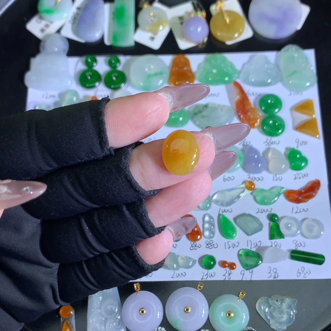 翡翠裸石未镶嵌黄蛋